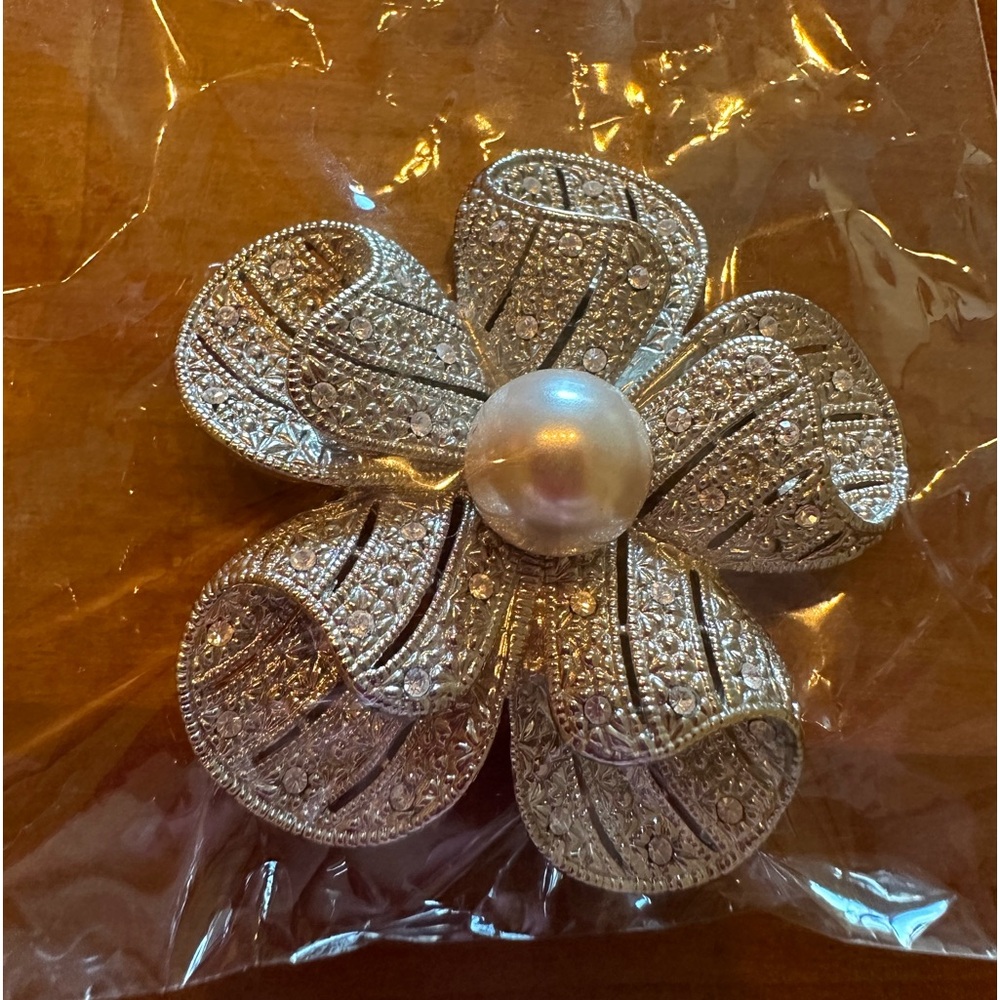Vintage Rhinestone and Pearl Costume Brooch NWOT